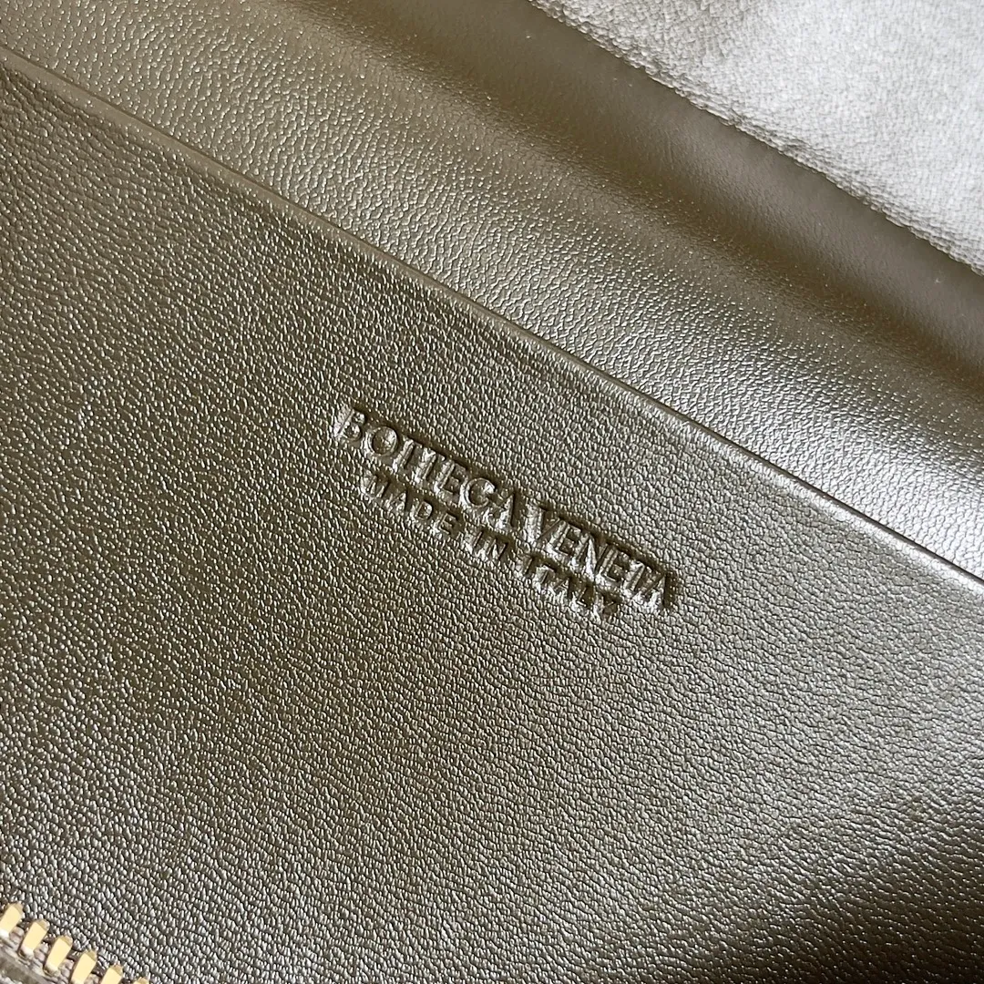 Batch 1360 Bottega Veneta 24 spring and summer woven zipper crossbody bag. A crossbody bag that can be used as a cosmetic bag. The exquisite weaving and compact body are an indispensable accessory for the upcoming summer. The double zipper also better protects the bag. It has a large capacity. If you like it, don’t miss it. Style number: 789109 Size: 22*12.5*5cm